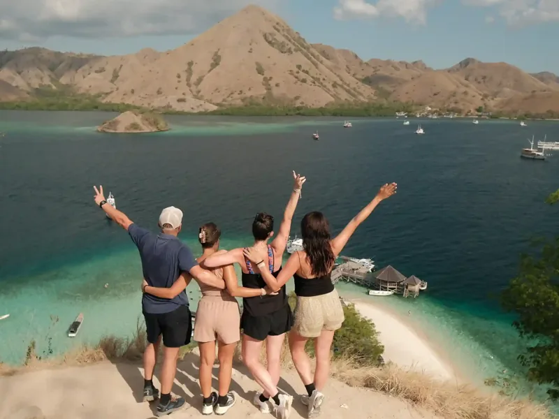Group of friends on Kelor Island