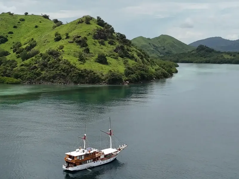Luxury vs Standard Komodo Private Cruise: Which Type of Boat Fits Your Budget?